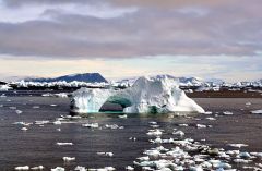 640px-Iceberg_with_hole_edit